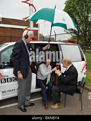 BBC presentatore intervistando Pietro Ayerst una guerra mondiale due Spitfire pilota. Foto Stock