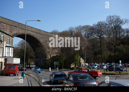 Strada vittoriana sotto il viadotto ferroviario a Buxton Derbyshire England Regno Unito Foto Stock