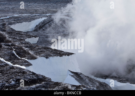 Flussi di lava dall'Islanda 2010 eruzione vulcanica del vulcano Eyjafjalla sono la fusione della neve e del ghiaccio dal Eyjafjallajökull Foto Stock