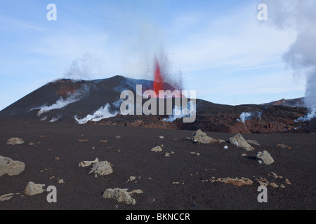 Fontane di lava durante la fase di inizio di Islanda Eyjafjallajökull eruzione vulcanica al crepuscolo Marzo 2010 Foto Stock