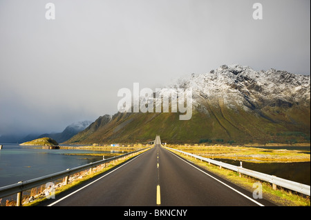 L'autostrada E 10 guardando verso Gimsøy da vicino Gimsøystraumen bridge, isole Lofoten in Norvegia Foto Stock