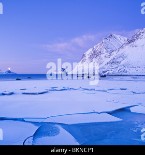 Ghiaccio sulla spiaggia Haukland in inverno, Vestvagøy, isole Lofoten in Norvegia Foto Stock