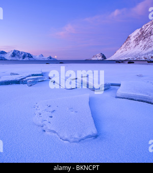 Ghiaccio sulla spiaggia Haukland in inverno, Vestvagøy, isole Lofoten in Norvegia Foto Stock
