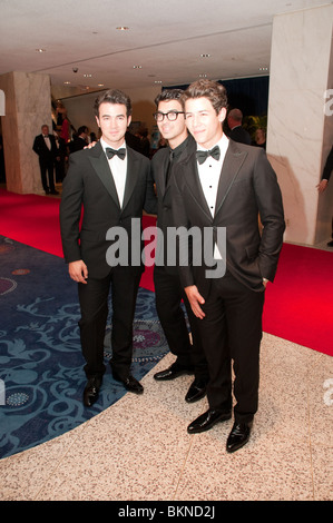 Il Jonas Brothers, Kevin Jonas Joe Jonas , Nick Jonas arrivano alla Casa Bianca corrispondenti' Association cena presso il lavaggio Foto Stock