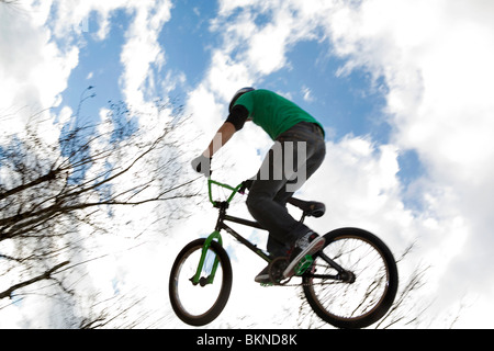 Adolescente di equitazione biciclette BMX Foto Stock