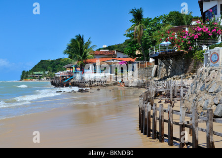 Pipa spiaggia cittadina con rosso ristorante coperto e bouganville Foto Stock