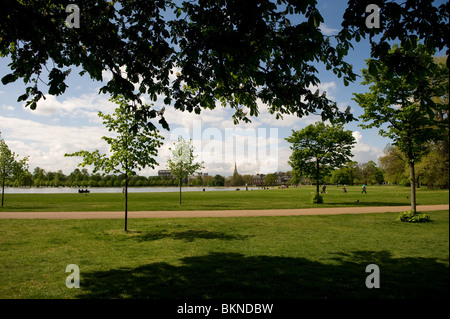 Un ampio angolo di visione del round di stagno e Kensington Palace sen dall'ombra di un albero, Maggio 2010 Foto Stock