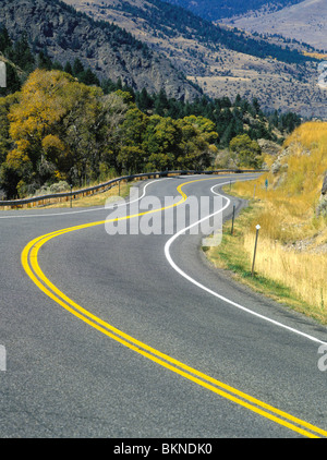 Winding Road, U.S. Autostrada 89, curve attraverso Yankee Jim Canyon in autunno, Parco County, Montana, USA Foto Stock