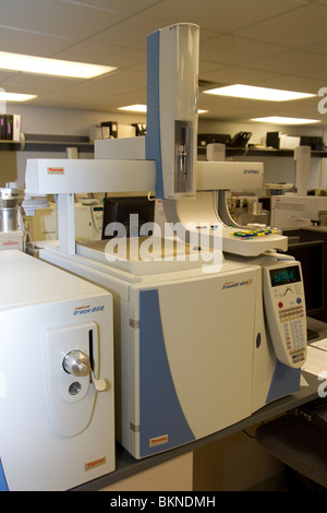 Gascromatografo macchine utilizzate per eseguire il test di vari campioni di prove forensi. Il Nebraska Stato criminalità patrol Lab. Foto Stock