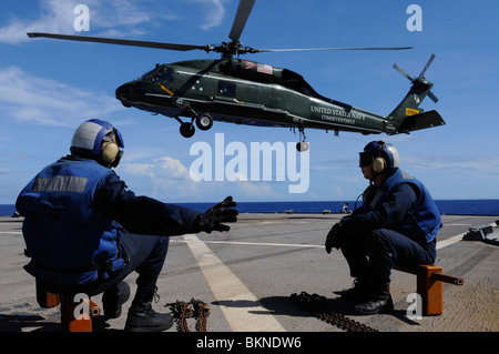SH-60F Seahawk elicottero atterra durante le operazioni di volo a bordo di 7 Comando della Flotta nave USS Blue Ridge Foto Stock