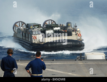 Mare del Giappone i marinai osservare la Landing Craft Air Cushion (LCAC) 29 assegnato all assalto unità artigianali (ACU) 5 Foto Stock