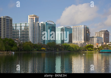 Architettura moderna skyline di Orlando in Florida riflettendo in Lake Eola Foto Stock