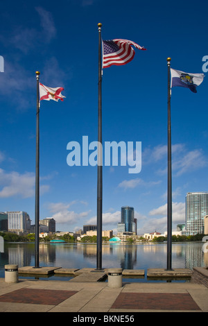 Bandiera poli e bandiere nel parco intorno Lake Eola nel centro cittadino di Orlando in Florida Foto Stock