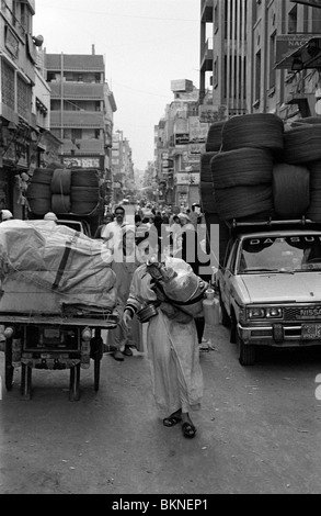 Un venditore di bevande maneggiando il suo commercio su una strada del Cairo in Egitto Foto Stock