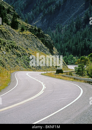 Winding Road, U.S. Autostrada 89, curve attraverso Yankee Jim Canyon Park County, Montana, USA. Foto Stock