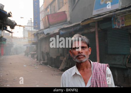 Uomo per strada a Kolkata Foto Stock