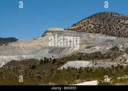 Hillside che mostra la posizione della terrazza molle miniera sul lato est del San Bernardino Mountains in California Foto Stock