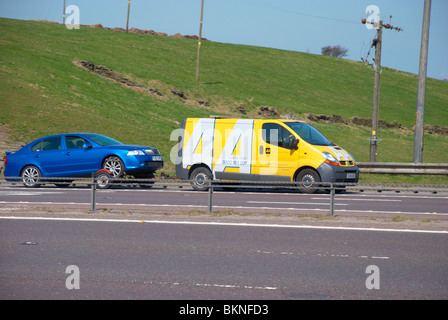 AA van sulla M62 (traino di un salone blu car). Foto Stock