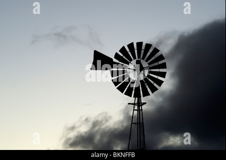 Mulino a vento stagliano contro le nubi Foto Stock