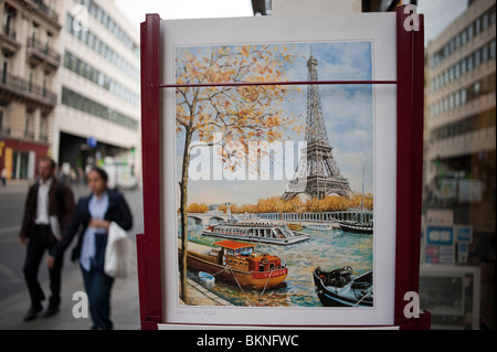 Parigi, Francia, coppia a piedi vicino alla Torre Eiffel Painting Reproduction Street Vendor in mostra, all'esterno del negozio turistico, souvenir di parigi Foto Stock