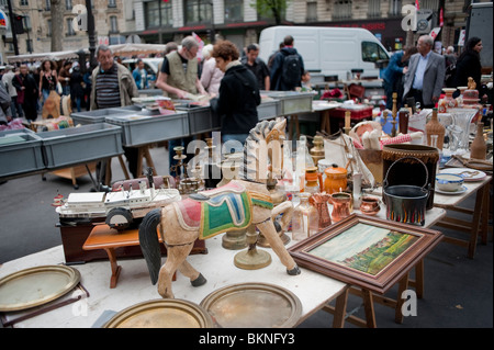 Adulti Shopping in pubblico "Mercato delle pulci 'garage Vendita " sulla strada, "Seconda Mano' merci, Parigi Francia Foto Stock