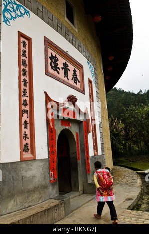 Un cancello principale ad un Tulou - Hakka earth building nella provincia del Fujian, Cina. Foto Stock