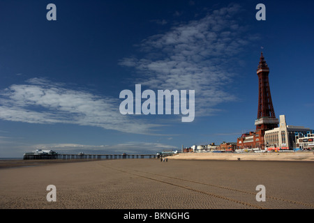 Spiaggia di Blackpool North Pier nuovo frangiflutti e torre lancashire England Regno Unito Foto Stock