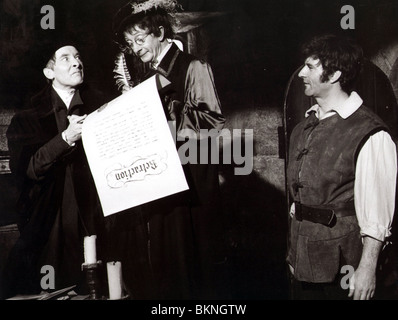 Portare su HENRY (1972) KENNETH WILLIAMS, CHARLES HAWTREY COHY 007P Foto Stock