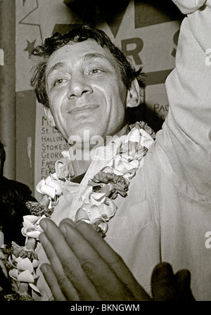 Harvey Milk, celebra la sua vittoria elettorale come San Francisco Supervisor su elezione notte. Novembre 8, 1977 Foto Stock