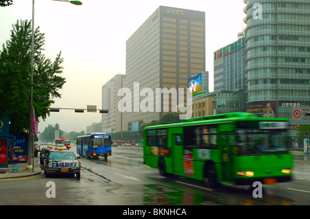 Gli autobus e i taxi sulla strada Sejongno a Seul, Corea del Sud, Gwanghwamun, Seoul, Corea del Sud Foto Stock