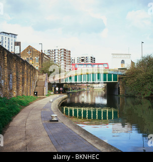 Un rosso double-decker bus attraversando un ponte verde sopra il Regents Canal vicino Hoxton, Londra Inghilterra REGNO UNITO Foto Stock