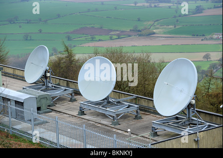 Antenne paraboliche sul Wrekin Hill in Shropshire England Regno Unito Foto Stock