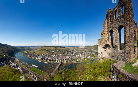 Vista panoramica di Traben-Trarbach sul fiume Mosella e le rovine del castello di Grevenburg Foto Stock