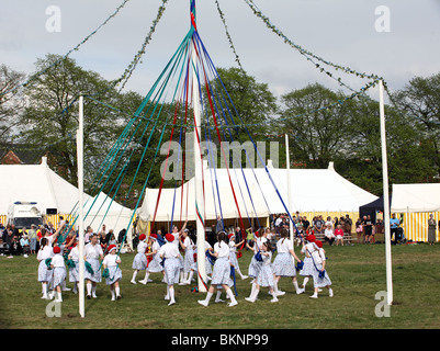 Le ragazze giovani celebrare l antica tradizione celtica di maypole dancing Foto Stock