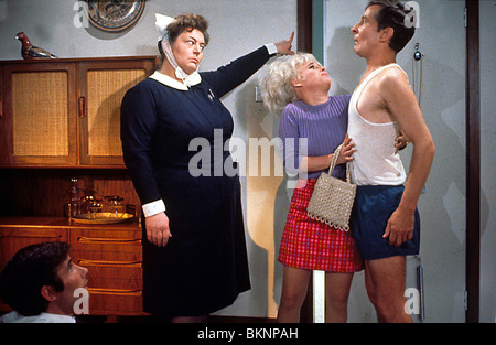 Portare su Doctor (1968) HATTIE JACQUES, BARBARA WINDSOR, KENNETH WILLIAMS, JIM DALE CRDC 007 Foto Stock