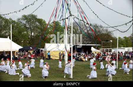 Le ragazze giovani celebrare l antica tradizione celtica di maypole dancing Foto Stock