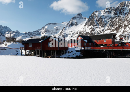 Fisherman's rorbu nel villaggio di Å su Moskenesøy, una delle isole Lofoten in Norvegia Foto Stock