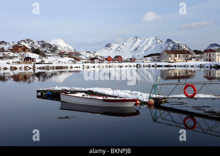 Dinghy è ormeggiata nel porto di Ballstad borgo peschereccio di Vestvågøy, una delle isole Lofoten in Norvegia Foto Stock