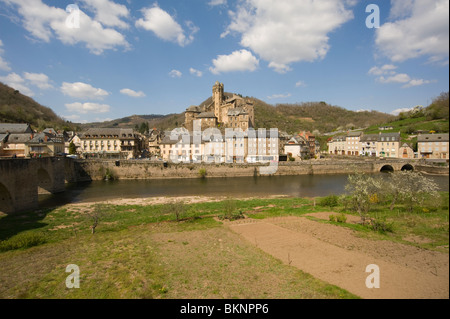 L'Antica Città di Estaing con il fiume Lot e il bel Castello Aveyron Massiccio centrale Midi-Pirenei Francia Foto Stock