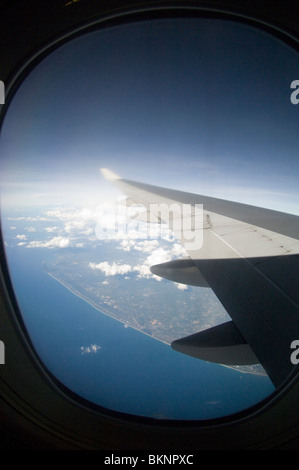 Vista dall'oblò di Boeing B747-400P ala e terra, Malaysia Foto Stock
