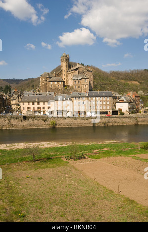 L'Antica Città di Estaing con il fiume Lot e il bel Castello Aveyron Massiccio centrale Midi-Pirenei Francia Foto Stock