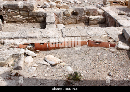 Tubature esposte entro le rovine di KOURION A EPISKOPI sull'isola di Cipro. Foto Stock
