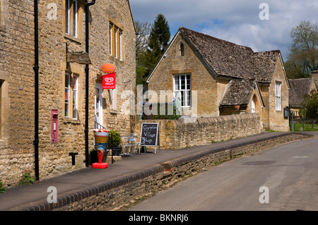 Scena di strada in Cotswolds. Glympton, West Oxfordshire. Foto Stock