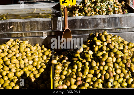 Gustose olive vendute nella vibrante Mahane Yehuda Market in Gerusalemme. Foto Stock