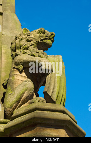 Primo piano di leone di pietra alla base della Queen Victoria statue Station Square Harrogate North Yorkshire England UK Regno Unito GB Gran Bretagna Foto Stock