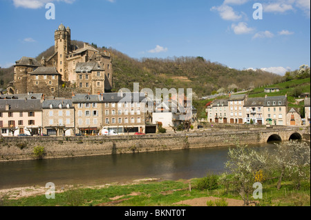 L'Antica Città di Estaing con il fiume Lot e il bel Castello Aveyron Massiccio centrale Midi-Pirenei Francia Foto Stock