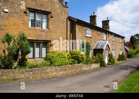 Scena di strada in Cotswolds. Glympton, West Oxfordshire. Foto Stock