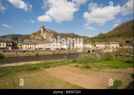 L'Antica Città di Estaing con il fiume Lot e il bel Castello Aveyron Massiccio centrale Midi-Pirenei Francia Foto Stock