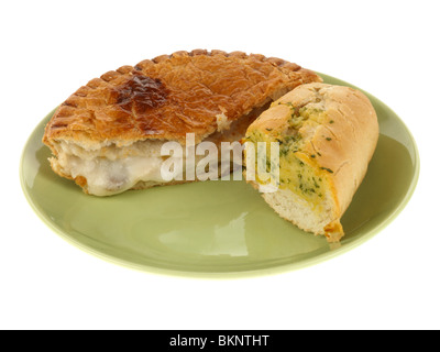 Pollo e torta di funghi con aglio pane Foto Stock