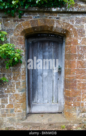 Una porta in un antico muro di pietra. Foto Stock